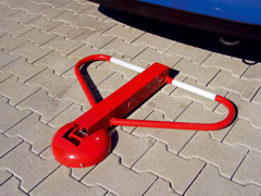 Anfahrsichere Parkplatzsperre 70 x 70 mm umlegbar mit Profilzylinderschloss – rot weiß